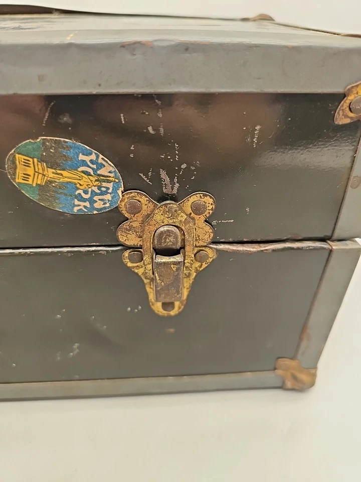 "Baúl de muñeca victoriano vintage de 12"" para ropa esquinas de latón cartón interior"  Foto 3 de 4