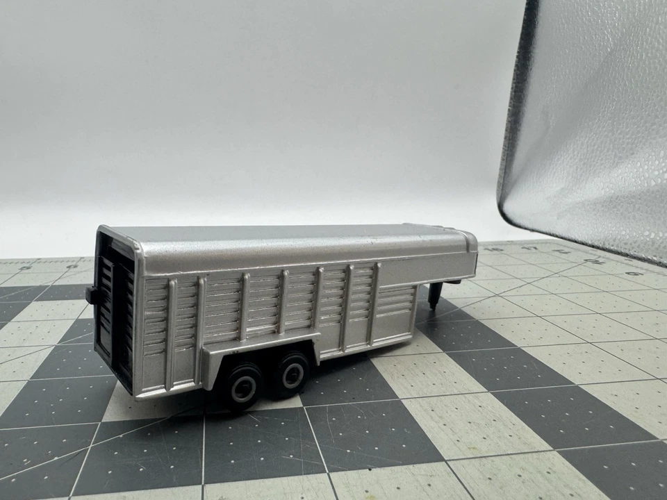 ERTL Gooseneck Silver Horse Livestock Trailer Die-Cast Metal 5th Wheel Toy 1/64 - Image 3 of 4