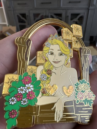 Disney Rapunzel Pin In Her Window With Lanterns LE 100 TANGLED Fantasy Jumbo Pin - Bild 5 von 15