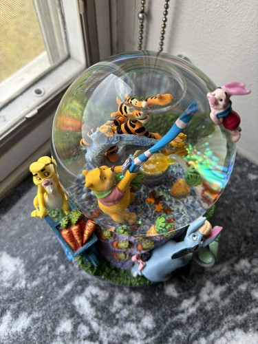 DISNEY’S WINNIE THE POOH BLUSTERY DAY SNOW GLOBE | MINT | WORKING - Picture 5 of 19
