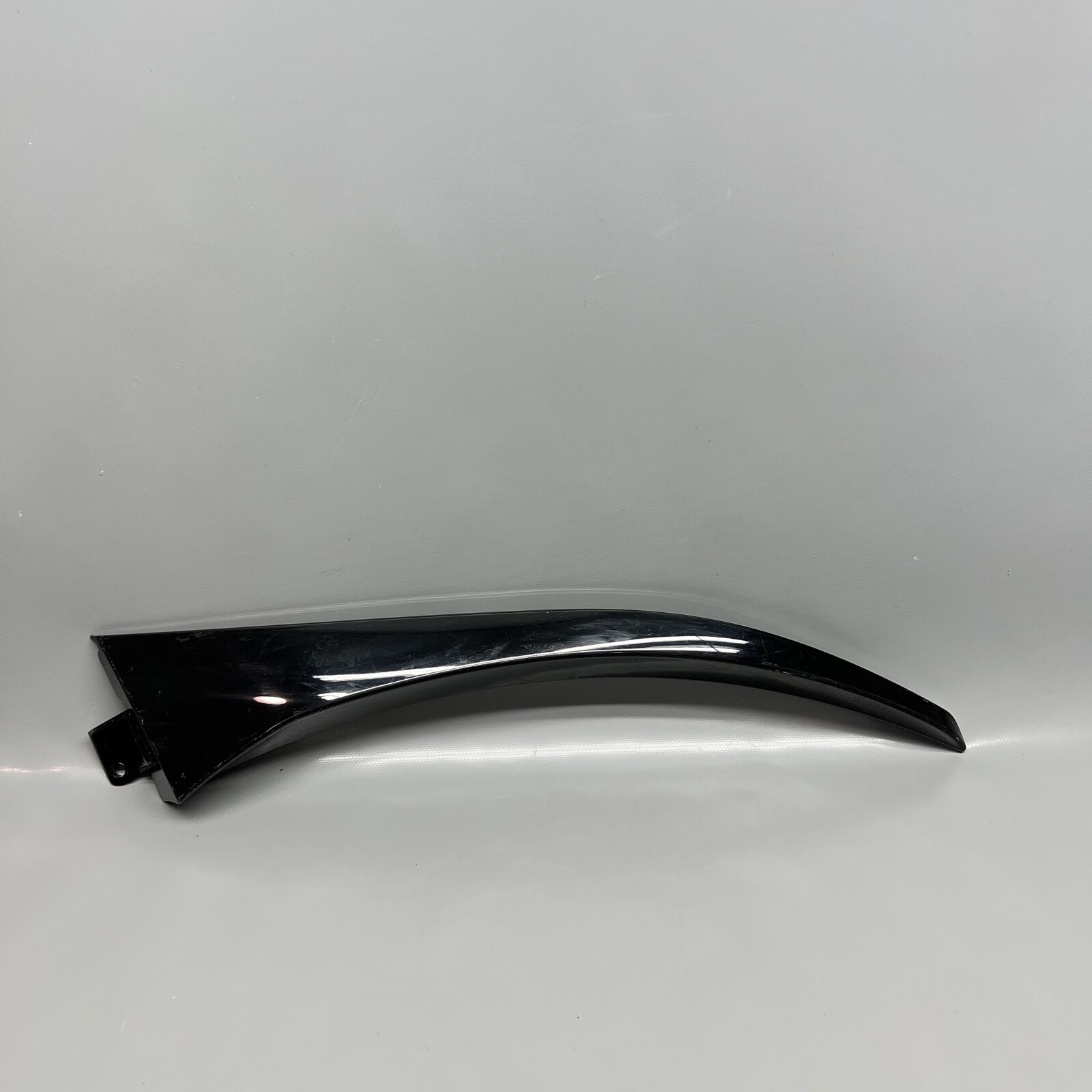 MASERATI LEVANTE TAILGATE BACKDOOR SPOILER RIGHT 2017 18 19 2020 OEM 670111580