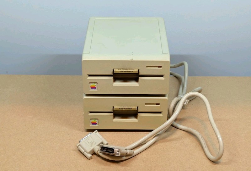 Apple A9M0104 Unidisk 5 1/4" Floppy Disk Drive Lot - Powers On - PARTS or AS IS
