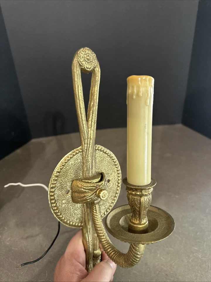 Aplique de pared vintage MCM Crystorama estilo Westbury 1 luz de latón antiguo Foto 2 de 4