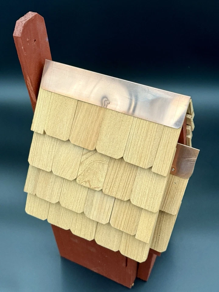 Cierre de metal Heartwood Redwood Bluebird Manor ciprés cobre madera teja techo Foto 2 de 4