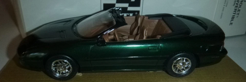 AMT 8901EO 1995 CHEVY CAMARO CONVERTIBLE POLO GREEN MODEL CAR MOUNTAIN - Image 3 of 4