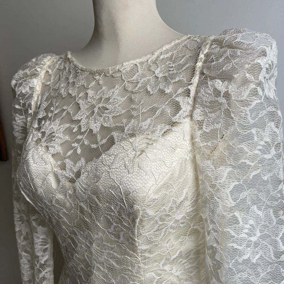Vestido de Noiva Vintage Anos 60 Creme ILGWU Cintura Gota Laço Cetim Renda Hi Lo Tamanho Pequeno - Imagem 3 de 4