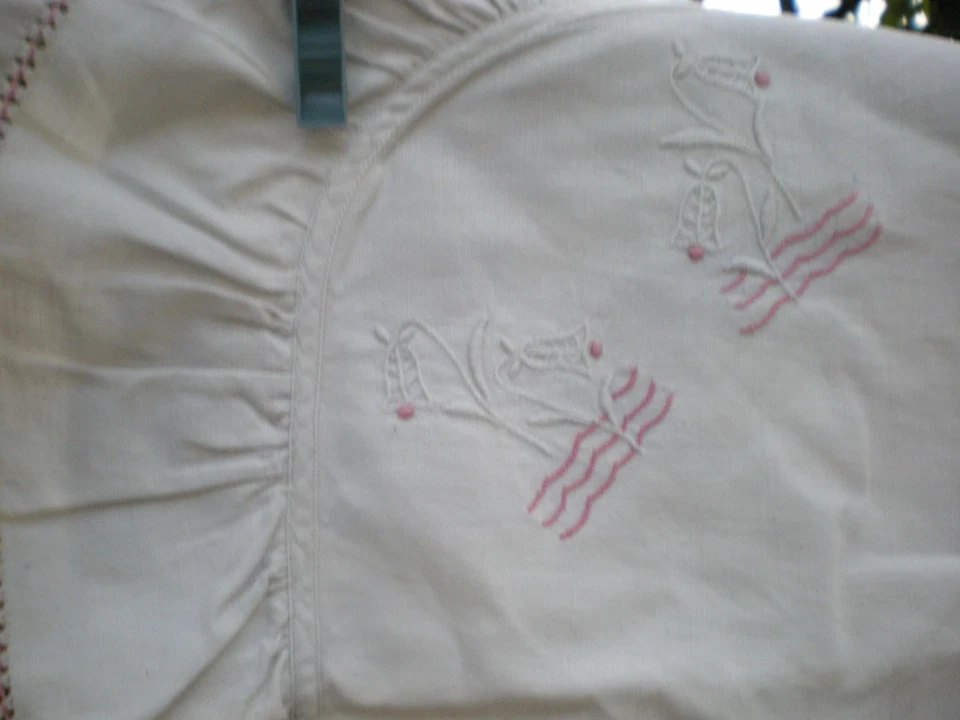 une parure de bébé des années 1950 drap+taie brodée au bord 113x87cm - Photo 2/4