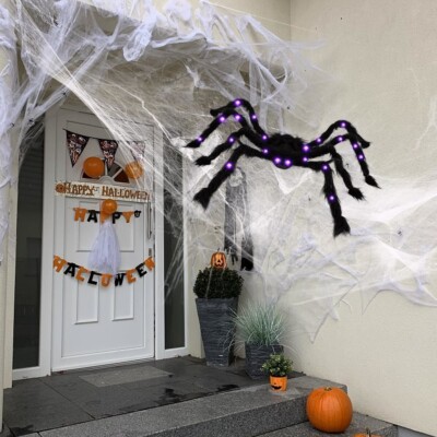 Halloween Riesen Spinne Dekoration behaart beleuchtet mit lila Licht LED
