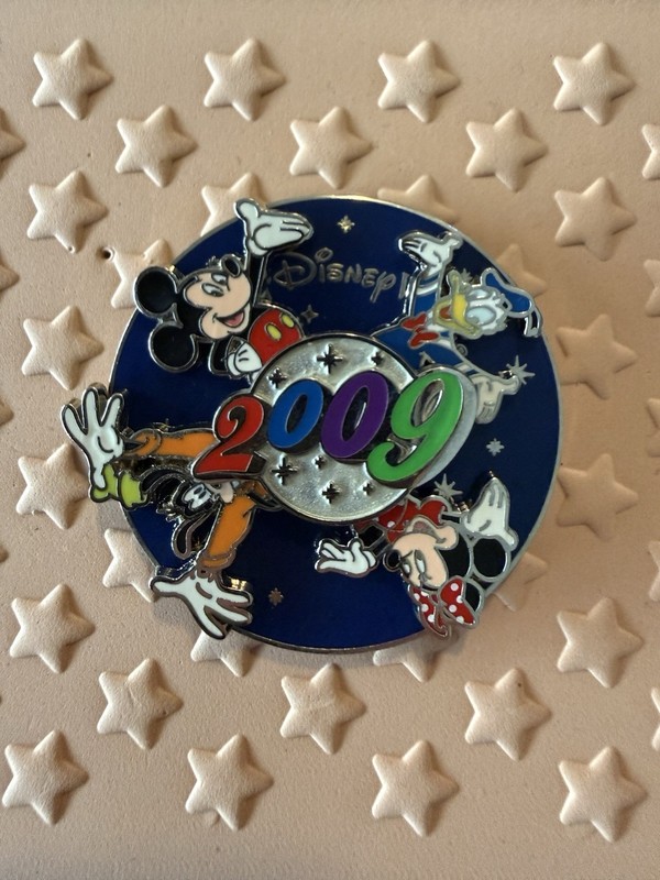 Disney Mickey Mouse 2009 New Year Glitter Enamel Pin Single Pin