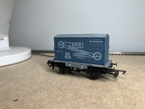 Dapol B563 Flachwagen 240748 in NE-grau mit LNER Möbelcontainer BK1828 | Zustand: Used
