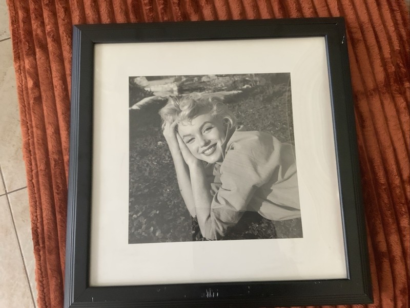 marilyn monroe framed picture 18x20
