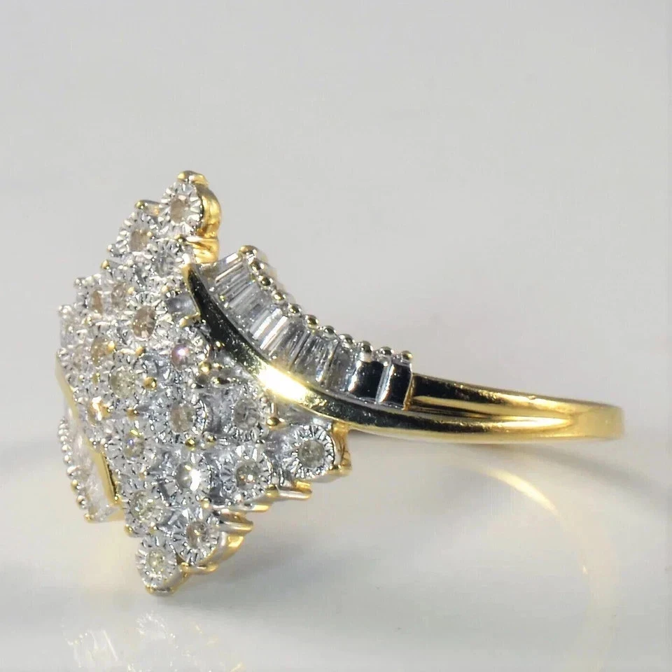 Anillo con racimo de bodas de diamantes de corte redondo de 2 quilates enchapado en oro amarillo de 14 k Foto 2 de 4