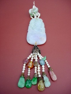 A LOVELY CHINESE JADEITE JADE "SQUIRREL" PENDANT WITH GEM CHARMS 18/19THC