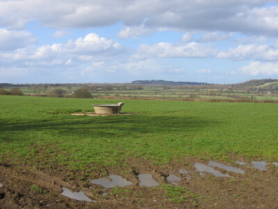 Wassertrog bei Highlands Farm Look NE aus dem leichten Hügel c2006