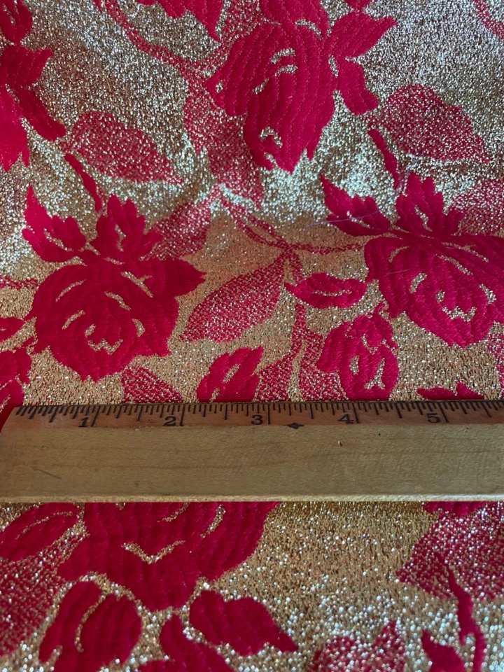 Tela floral vintage de terciopelo rojo y cojo dorado - 36” de ancho x 4 yardas Foto 3 de 3