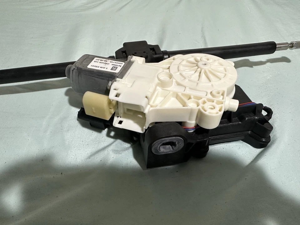 ACTUADOR/MOTOR DE CIERRE SUAVE PUERTA TRASERA ROLLS ROYCE CULLINAN Foto 3 de 3