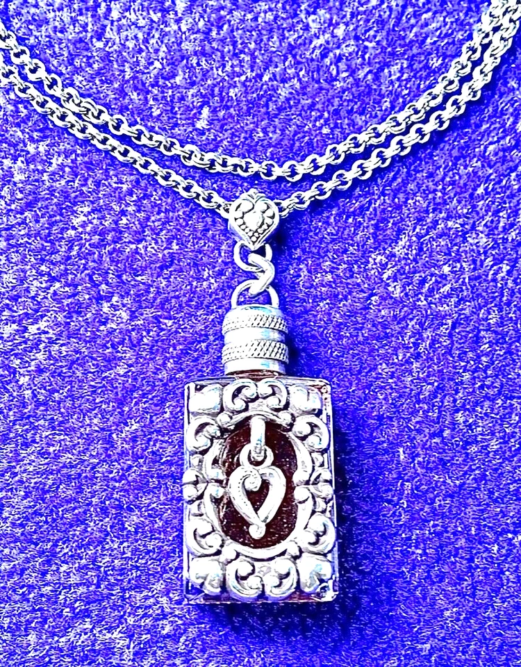 BOTELLA DE PERFUME DE VIDRIO BRILLANTE + CORAZÓN DE PLATA + COLLAR LARGO CON DESPLAZAMIENTO EN MUY BUENA CONDICIÓN + BOLSA✨VTG Foto 4 de 4