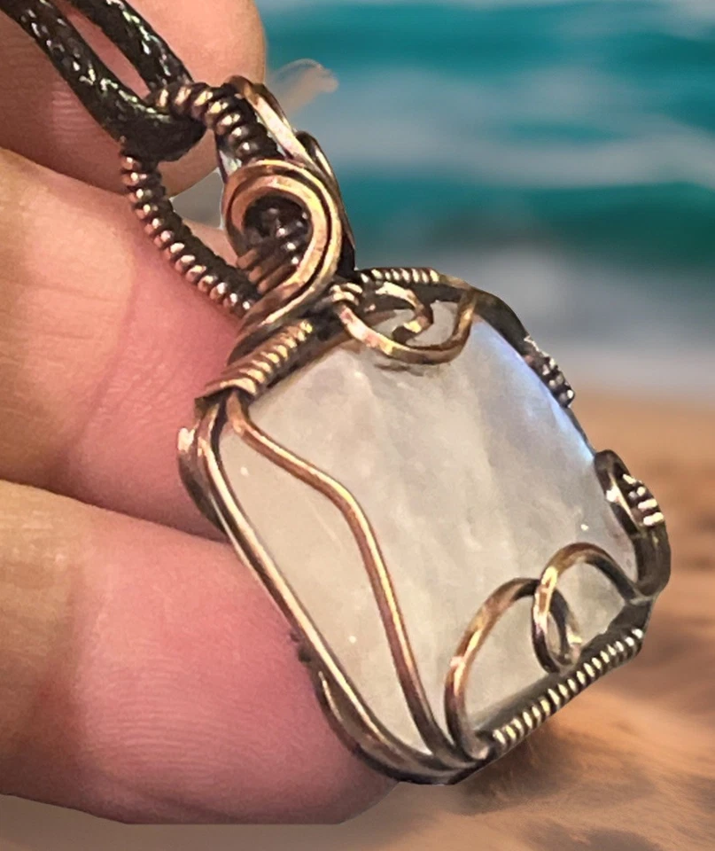 Piedra lunar arco iris ~ colgante envuelto en alambre de cobre hecho a mano 4v Foto 3 de 4
