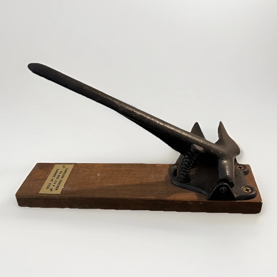 Herramienta de tablero cascanueces de hierro fundido Carolina de colección hecha en Garner, Carolina del Norte Foto 2 de 4