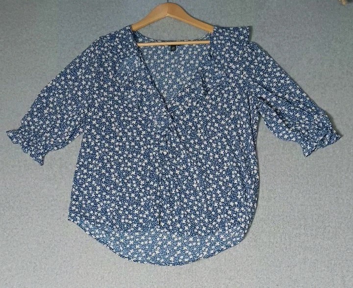 Lauren Ralph Lauren Button Up Blouse Womens Size Large Blue Floral Ruffled Vneck
