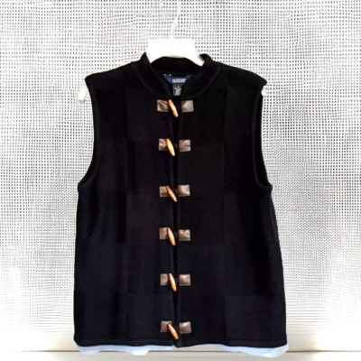Austin Clothing Co. Women Size XL Sweater Vest Black Knit Wood Buttons