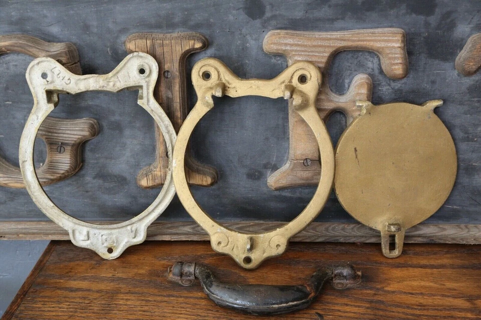 Vintage Cast Aluminum Mailbox Door Slot Window port Holes Gold Painted Old pair — 第 2/4 张图片