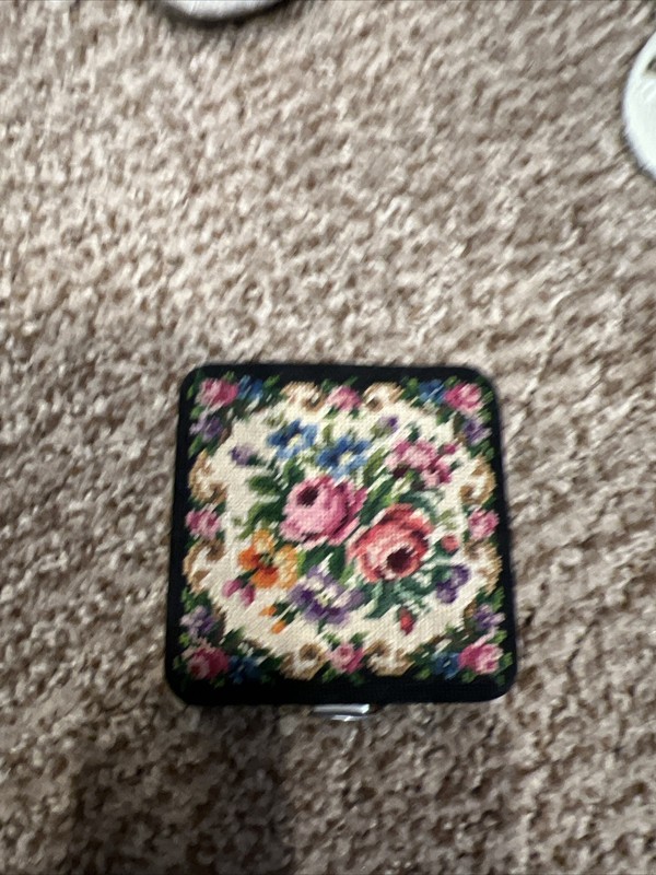 Gorgeous Pristine Vintage Petite-pointe Compact