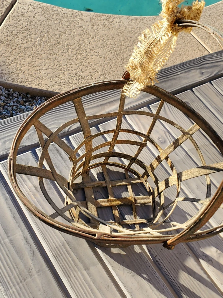 Antigua cesta de hierro fundido con mango rústico primitivo granja Foto 4 de 4