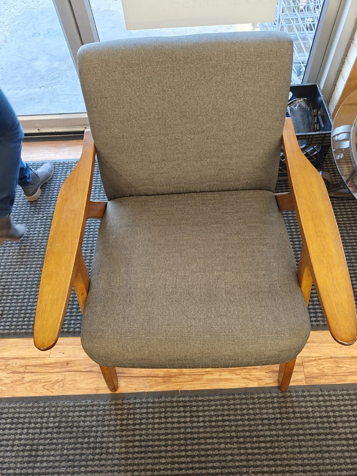 一对中世纪现代休闲椅 - 木制框架和钢蓝色内饰 — 第 3/3 张图片