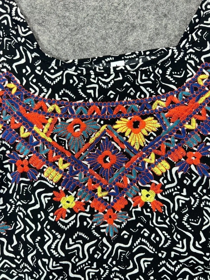 Xhilaration 女式 XS Crop Top 背心黑色刺绣阿兹特克波西米亚花卉绑带 — 第 2/4 张图片