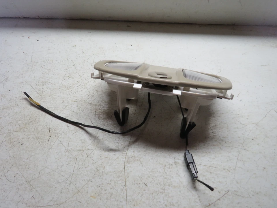 06 07 SATURN VUE 2,2 L DOMO LUZ MAPA LUZ Foto 2 de 4