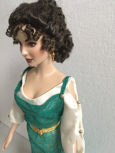 Franklin Mint 16" Vinyl römische Kaiserin Julia Puppe in römischem ENSEMBLE, SCHUHE, STÄNDER - Bild 5 von 12