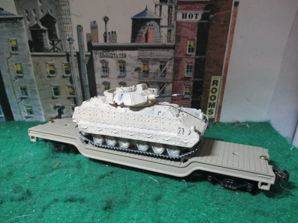 CORGI 1:64 TACTICAL STRIKE M2A2 BRADLEY FIGHTING VEHICLE w/HO DIE CAST FLAT CAR - Image 3 of 4
