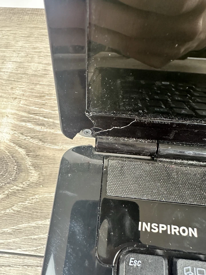 Dell Inspiron 1545 15" Laptop FOR PARTS SCREEN WONT TURN ON - Image 4 of 4