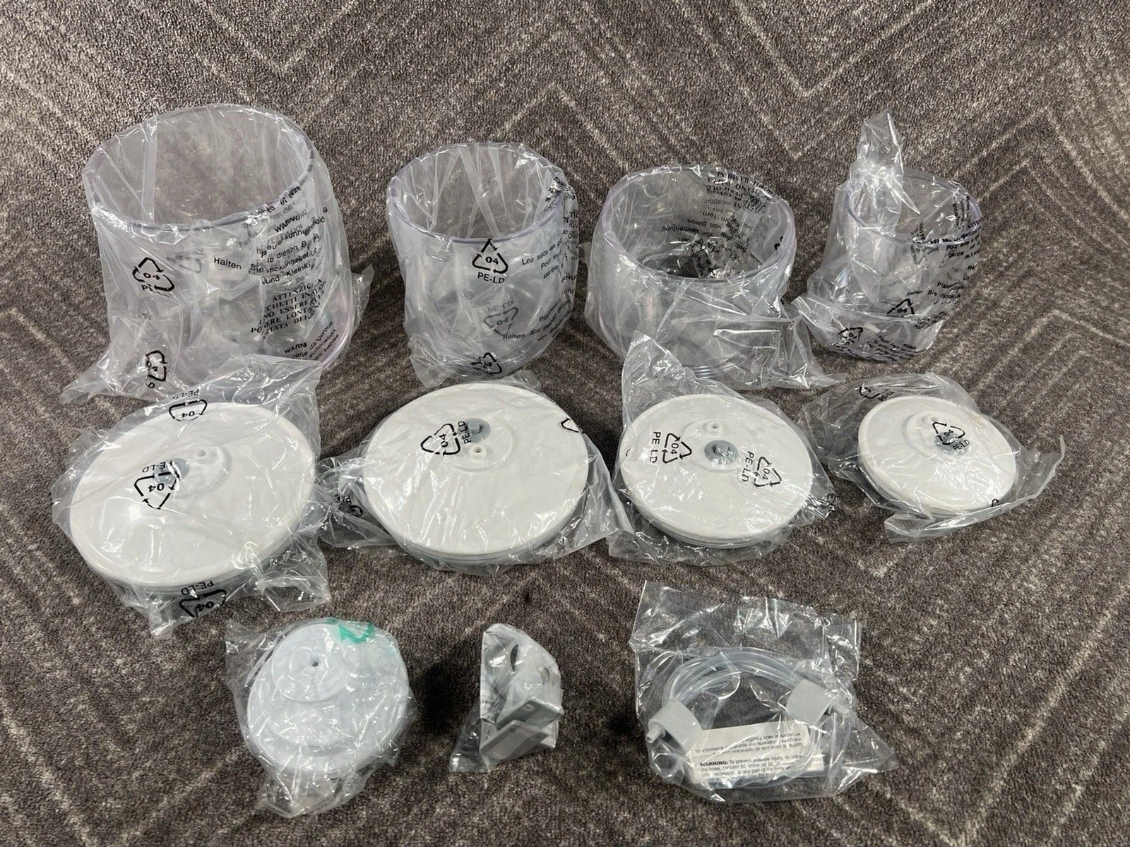 FoodSaver Snail Vacuum Canisters(4) Clear 80, 50(2) & 25oz + Lids w/Accessories
Opens in a new windo