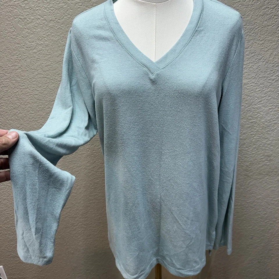 Matty M sweater Women M light blue Lightweight v-neck Long Sleeve soft - Image 4 of 4
