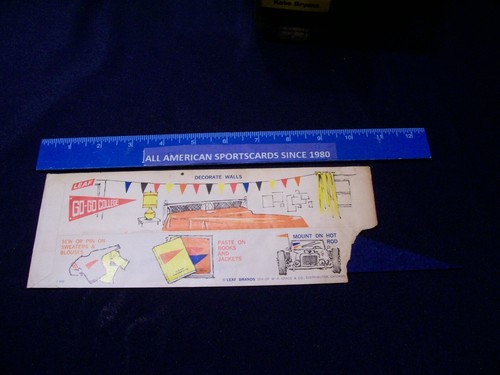 1960 LEAF GO-GO COLLEGE NOTRE DAME FELT 9 INCH PENNANT IN PARTIALLY TORN PACK - Imagen 2 de 4