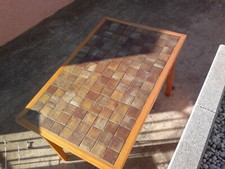 Table de cuisine en pin vernis  dessus carrelée (carreaux grés)  1m17 X 0,74 TBE