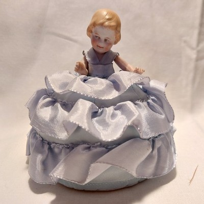 x-94427	Alte Porzellan Teepuppe Half Doll Nadelkissen H:ca. 12cm,