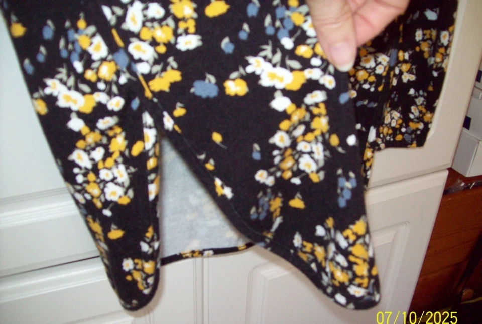 Top de mujer MARKET & SPRUCE talla pequeña busto 34" negro amarillo floral manga larga (M4) Foto 3 de 4