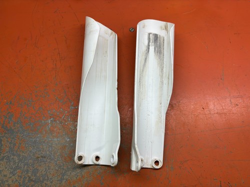 Protectores de horquilla blancos originales OEM 7770109410028F 125-500 2016-2025 - Imagen 2 de 7