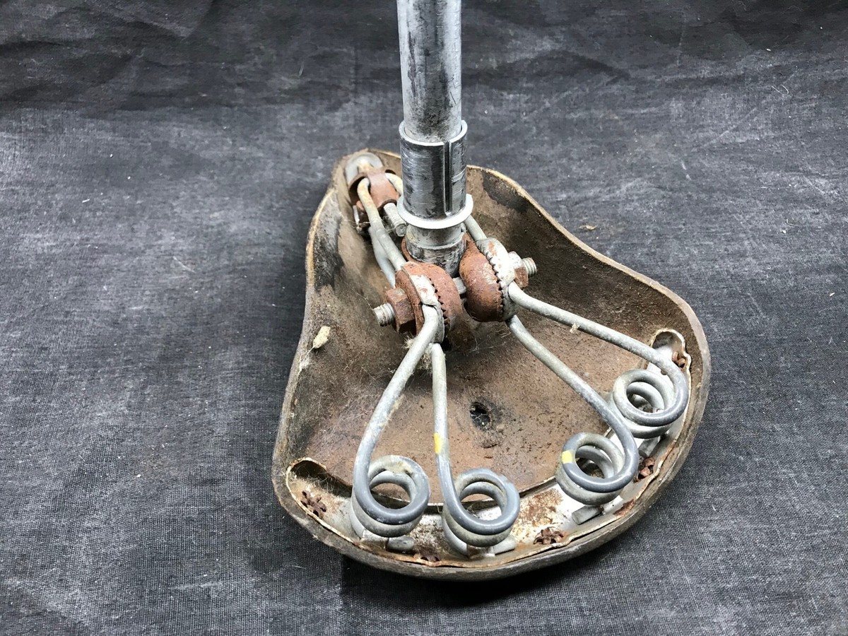 ANCIENNE SELLE DE vélo, accessoire de vélo A.Wolber en simili ANCIENNE SELLE DE vélo, accessoire de vélo A.Wolber en simili