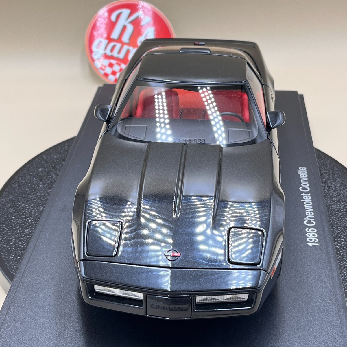 AUTOart 1/18 Chevrolet Corvette 1986 Black Red seat 71242