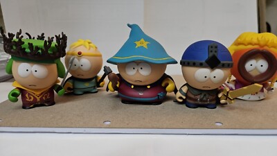 Kidrobot South Park ''The Stick of Truth'' Vinyl Figuren mit Waffen und Verpackung
