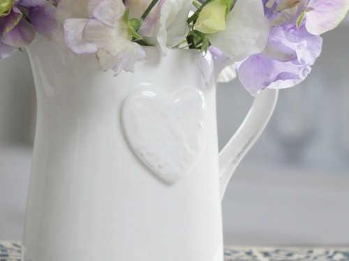 WHITE HEART MILK JUG VASE FLOWER CERAMIC GIFT VINTAGE PARTY WEDDING CHRISTMAS - Picture 3 of 7