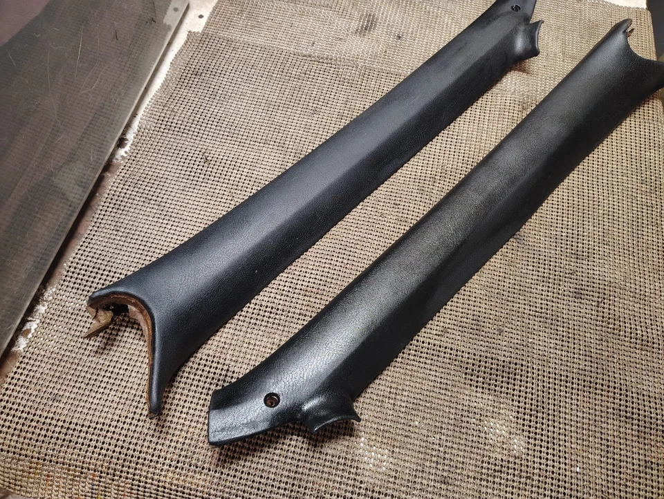 1968-70 Buick Riviera & Riviera GS Windshield Black A-Pillar Post Trim Moldings Foto 3 de 4