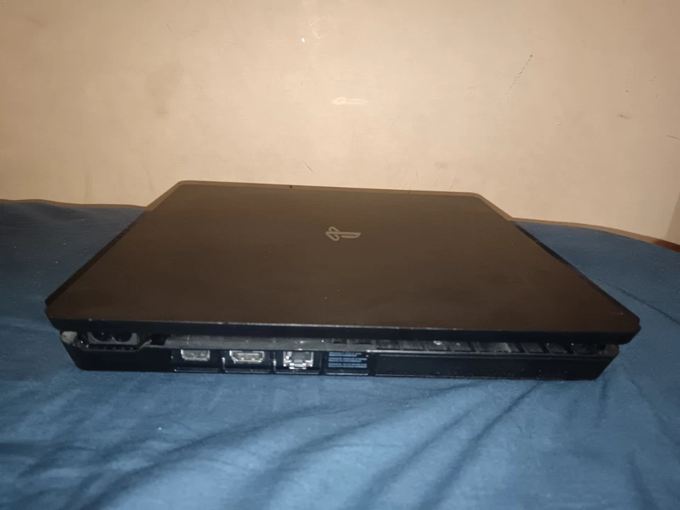 Sony PlayStation 4 Slim, foto 4 di 5