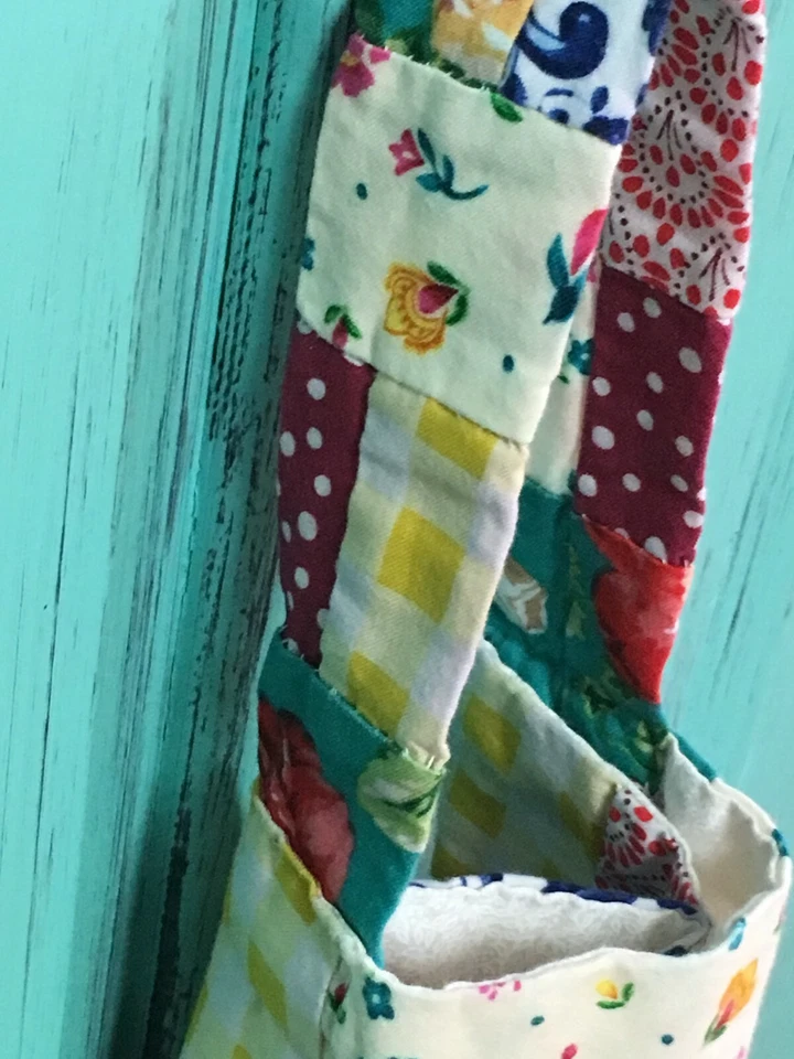 Soporte para bolsa de plástico de retazos de telas de mujer pionera hecho a mano Foto 3 de 4