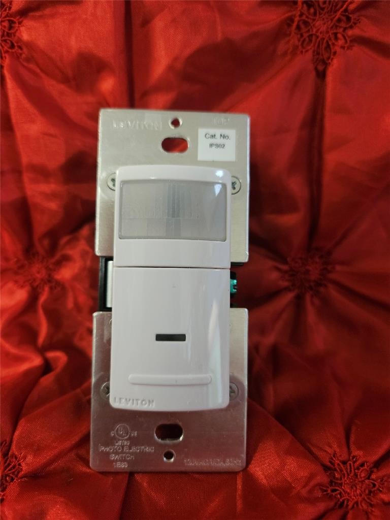 LEVITON DECORA IPS02 (WHITE) MOTION SENSOR AUTO-ON SWITCH AUTOMATIC-ON OCCUPANCY