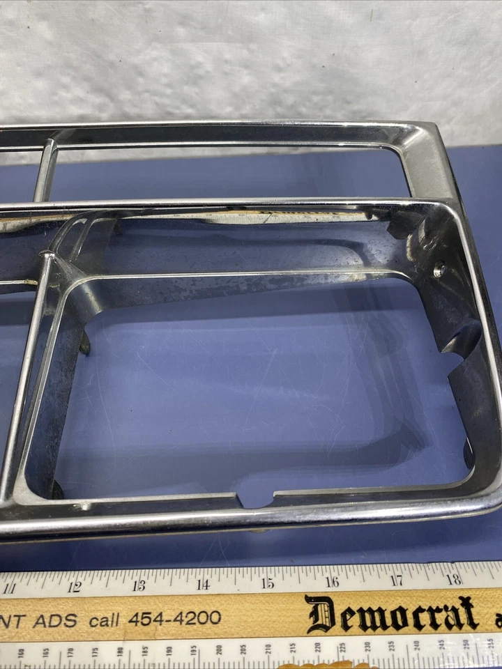 Bisel de faro derecho cromado Chevrolet Celebrity 1984-1985 14056934 Foto 2 de 4